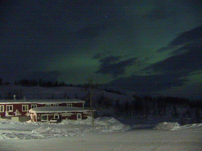 スキー場ビヨルクリーデン、二日目の夜待望のオーロラが出現、カメラを取りに戻っている間に消えた。写ったのは雲のバックに青く光った名残のオーロラ。