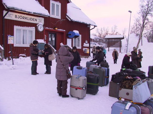 いよいよ汽車の旅、列車の到着１０分遅れ