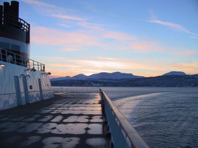 沿岸急行船トロルフィヨルド号、甲板から遅い朝焼け