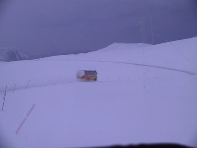 ヨーロッパ最北の岬ノールカップへ、除雪車先導でバス２台