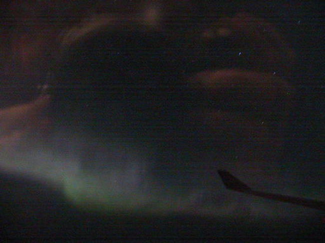 帰りの飛行機の窓から、またも見えたオーロラ、手持ちで８秒の露出、ぶれないようにと大変だった
