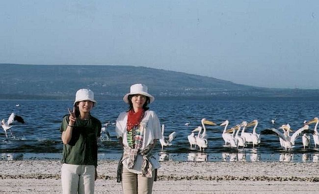 ナクル湖にて友人と。フラミンゴで有名なのになぜかペリカンがたくさんいました。フラミンゴは予想よりも小さかった。でも，ピンク色できれいでしたよ！