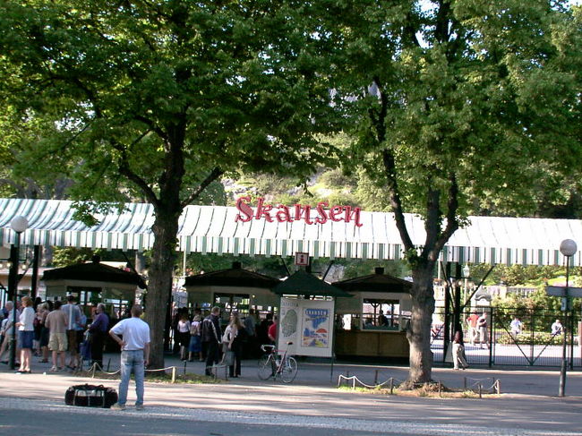 ストックホルムの人々の憩いの場、スカンセン(Skansen)。<br />私達が行った日にはポール・サイモンのコンサートが<br />ここで行われていました。<br />のんびりとした中で聞いた「明日に掛ける橋」は<br />素晴らしかったです。<br /><br />http://www.skansen.se<br />