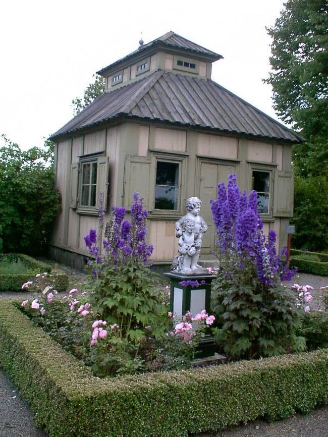 スカンセンのフラワーガーデン・１<br />淡い色調の花々が美しい