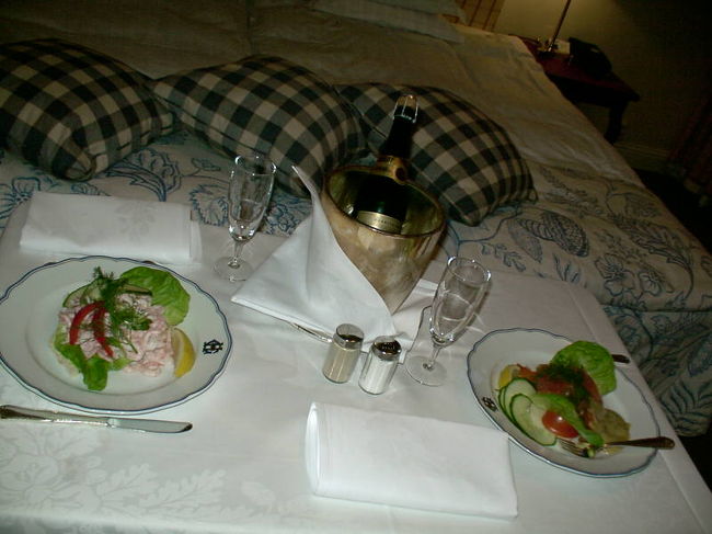 ルームサービスを頼んでみました。<br />オープンサンドのはずなのに…パンが見えない！<br />