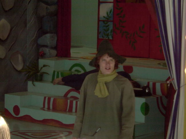 ステージ(エンマ劇場)では劇も上演されます。<br />小さい子も一緒になって歌ってました<br />