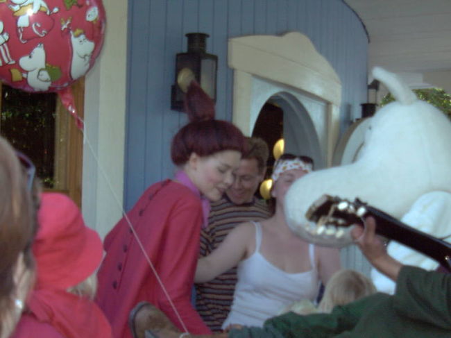 この方、実はミーなんです！<br />フィンランドではムーミンは当然人気があるのですが、<br />ミーもものすごく人気のあるキャラクターなんです。