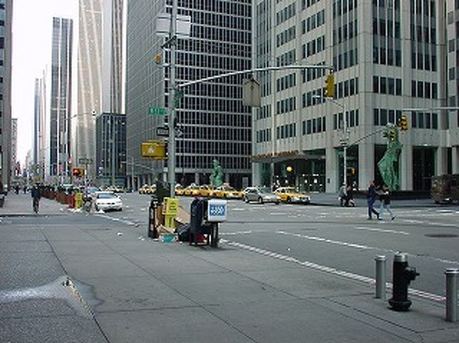 早朝のホテル前です。６時ぐらいだったかな？<br />この時間はさすがのニューヨークも静かです。