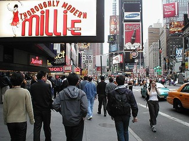 ブロードウェイはにぎやかです。<br />歩き疲れました。