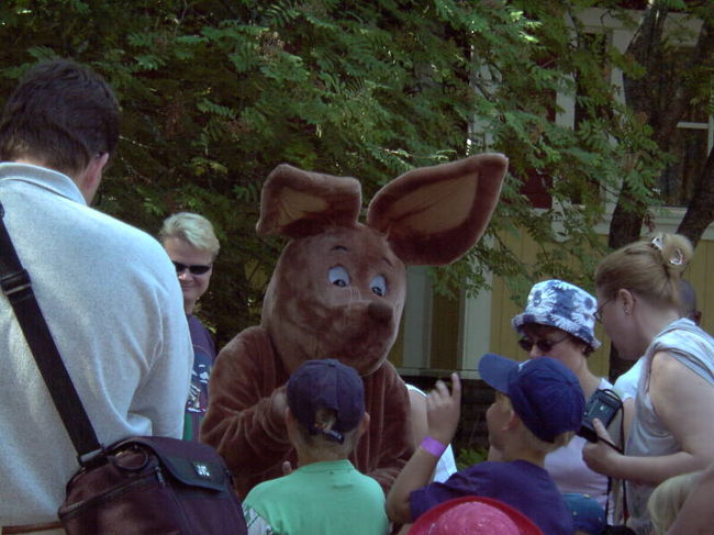 子供に囲まれているスニフ<br />子供が集まっているところには必ずキャラクターが。