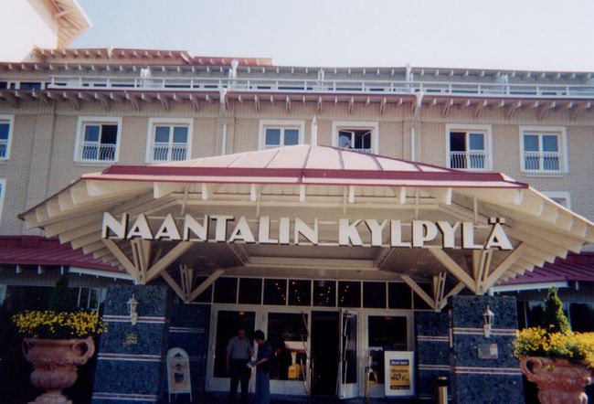 ナーンタリ・スパホテルの正面玄関<br />日本語のできるスタッフもいます。<br />レンタサイクルを借りてのんびりホテルの<br />まわりを探検するのはいかが？<br />