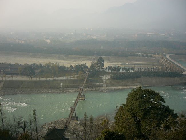 これが都江堰です。昔々に作られた運河のようです。これが作られたことにより，河川の氾濫がなくなったそうな・・・（多分）