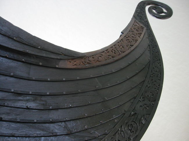 オスロにあるバイキング船博物館にて。曲線の美しさと装飾の見事さに感激！