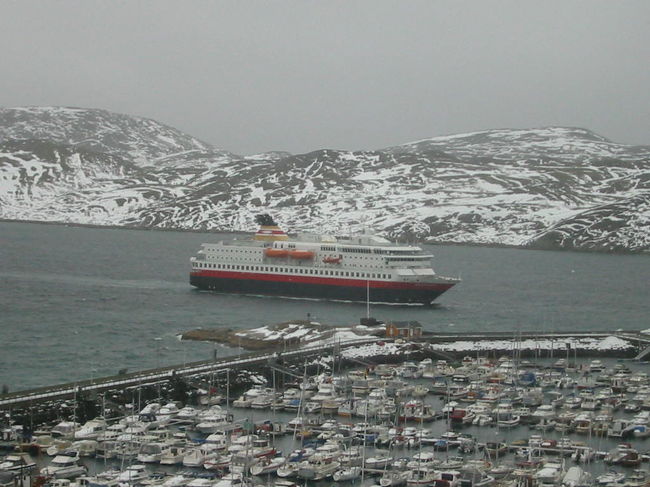 北極圏の小さな町、ボードーに入港する沿岸急行船。この船に乗ってトロムソまで行きました。