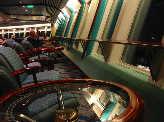 沿岸急行船の展望ラウンジで、オーロラを待つ人々。残念ながら当日は天気が悪く、全く見えませんでした。