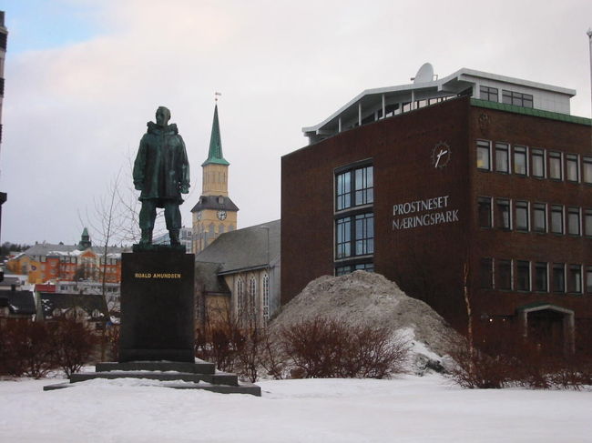 北極圏最大の街トロムソの港に立つロアルド・アムンゼンの銅像。アムンゼンはこの町から北極探検に出かけた。海を見つめてすっくと立ち続けているその姿は、非常に雄雄しい。