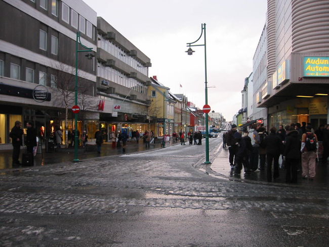 トロムソのメインストリート。大学があるだけに、若者もたくさん歩いている。パブもたくさんあり、夜は賑わう。ただしアルコールは非常に高い（ギネスビール　１パイント\\１１００位）