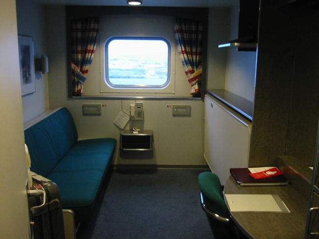 沿岸急行船の船室。決して広くはありませんが、快適に過ごせました。テレビもありませんが、外の風景を見ているだけで楽しい。