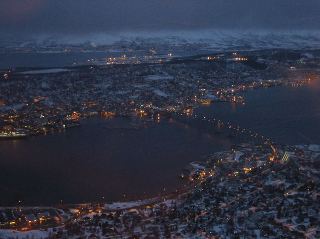 トロムソの街を山の上（ロープウェイで登る）から眺める。３時半頃にはもう暗くなり始めました。