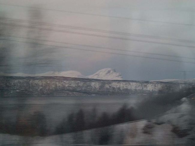 ビヨルクリーデンからナルヴィックまで乗車したオーフォート鉄道の車窓から撮影した山のショットです！ナルヴィックの近くになったや見えてきました。サルの顔の様な…とても自然の産物に見えません。宇宙人が作った人工建造物！？