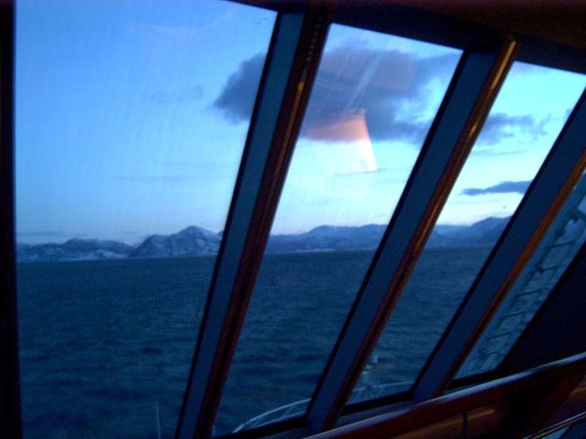 ハシュッタから乗船した沿岸急行船トロルフィヨルド号の展望室から撮影したショットです。遠くに氷河っぽいものが見えたり、四方フィヨルドでテンション上がりっぱなしです。