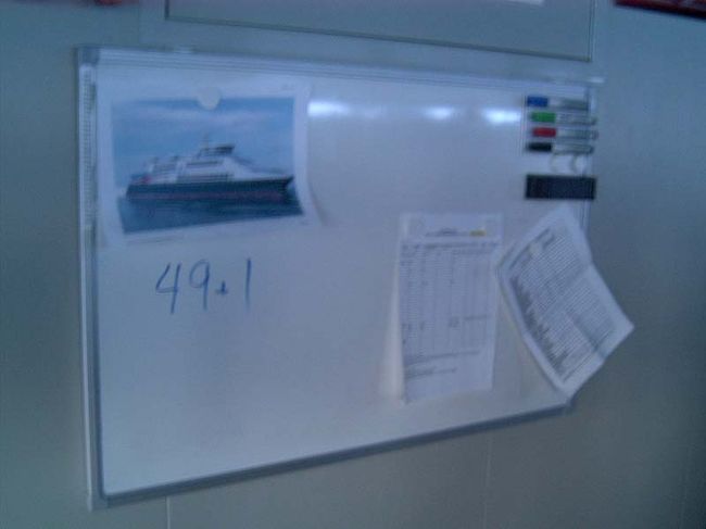 トルルフィヨルド号のブリッジのあった掲示板です。船全体の写真が撮れませんでしたので、これカンベンしてください。こんな感じの船です。