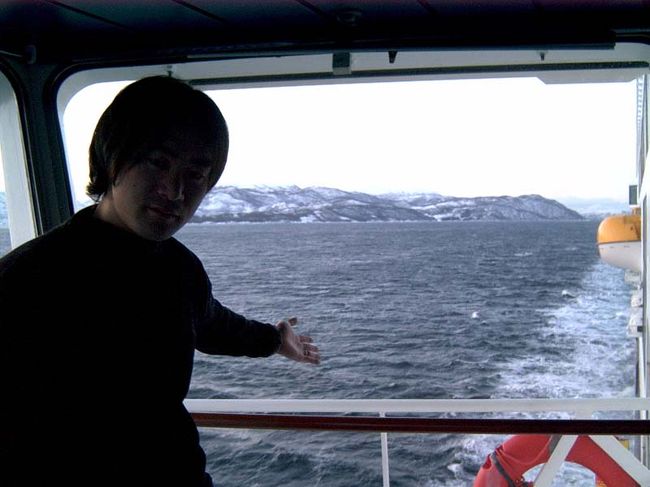 ブリッジからのショットです。冷たそうな海。落ちたら心臓マヒ起こすんだろうな…(-_-;)周りの山々はロフォーテン諸島になります。