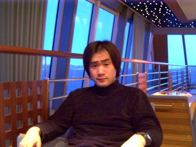 すっかりトロルフィヨルド号がお気に入りになったラップランド氏！展望室のショットです。この船は新造船で本当にきれいです！