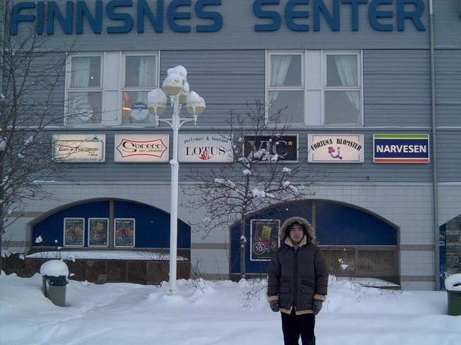 途中で立ち寄ったフィンスネスの町でのショットです。トロルフィヨルド号のマネージャー、エグバート氏に計らいでこの町を案内してもらいました。短い時間でしたが楽しかった〜ラップランド氏は少しお疲れの様子！？