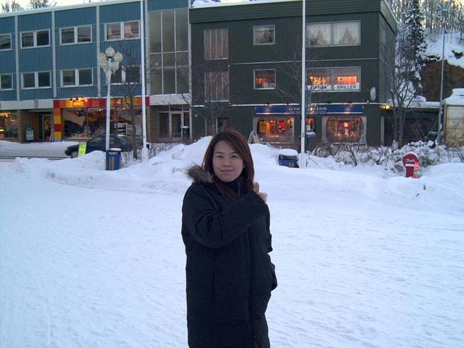 フィンスネスでのショットその２です。かみさんです。この町でかみさん日本車専門のカー雑誌を買ってもらいました。普通の雑誌の癖にえらく高くて買うのに勇気要りました。（字が読めないのに８クローネもしました。(T_T))この国は結構左ハンドルの日本車が走ってます。