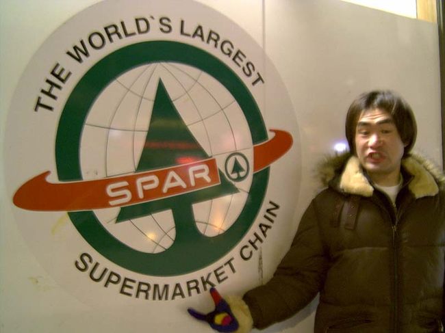 日本にもある「スパー」です。(日本では正確にはホットスパー！)買い物をしましたが、本当に物価が高い！あまりの物価の高さに憤りを感じているラップランド氏です。ジュース一本買うのにも躊躇います！