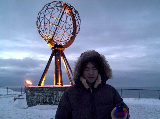 ヨーヨッパ最北端の岬ノールカップ（英語ではノースケイプ）に到達した時のショットです。暗いですが14:00くらいです。この季節は太陽はいつも地平線下にあり日が昇らないので、日中は夜明け前前の状態で昼過ぎるとすぐ夕暮れの様になってしまいます。恐るべし北極圏！！