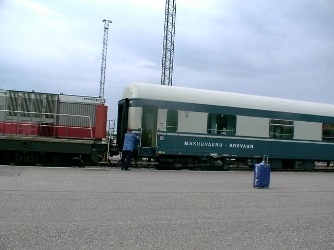 ロヴァニエミ駅に到着した寝台列車。<br />寝台列車はフィンランド語でMakuuvaunuと言います。