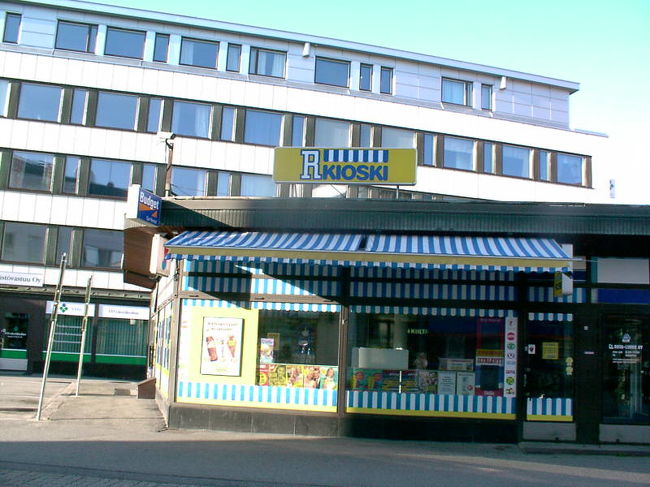 フィンランド全土にあるKIOSKI。<br />ちょっとした軽食･お菓子やお土産もの、<br />雑誌･新聞などを手に入れられます。<br />コンビニのような存在。
