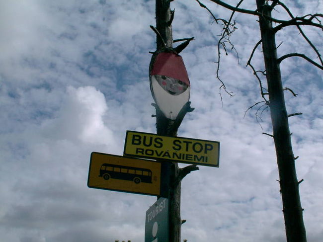 サンタクロース村の近くのバス停。<br />何気ないところにこだわりが…。