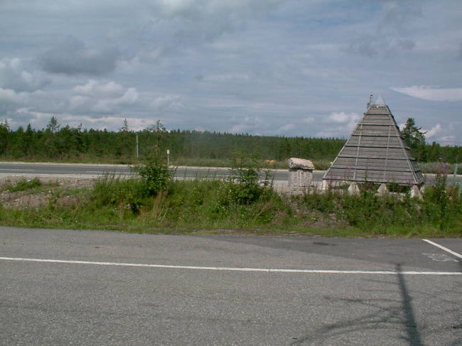 サンタクロース村の近くのバス停･２<br />サーメ(ラップランド人)のコタ風の休憩所(?)