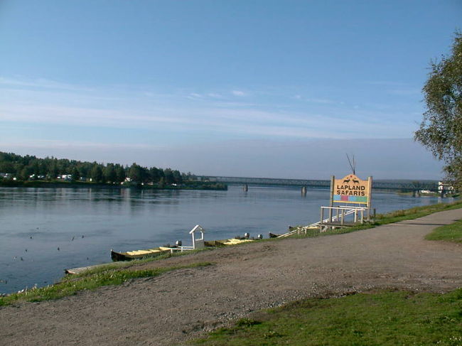 オウナス川の眺め。<br />冬場は凍結すると道路にもなる川です。