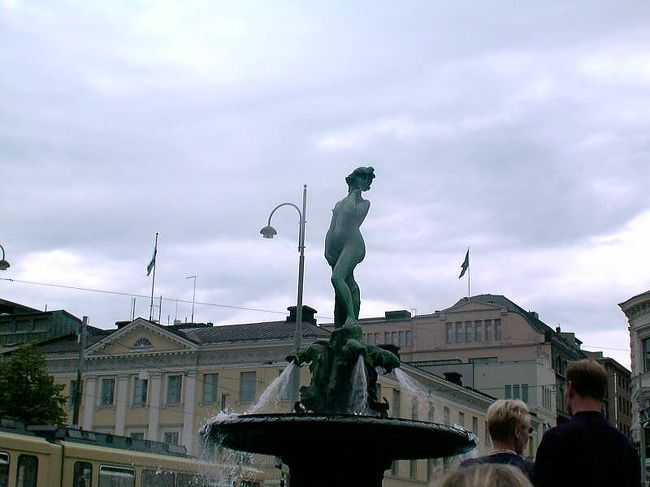 バルト海の乙女、ハーヴィスアマンダ<br />(Havis Amanda、Ville Vallgren作)<br />南港そばに立っています。