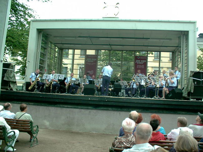 エスプラナーディ公園のステージ<br />ヘルシンキの警察の方々による<br />ブラスバンドの演奏です。