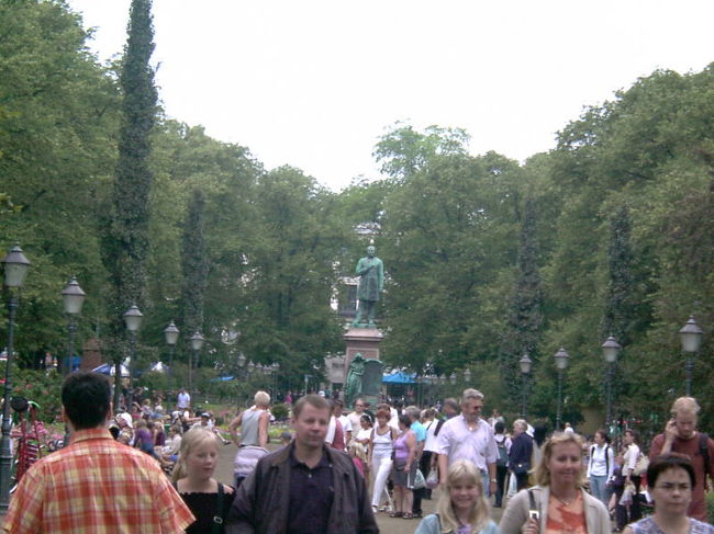 ヘルシンキの憩いの場、エスプラナーディ。<br />中心部にこんなに緑が多いなんて…。<br />