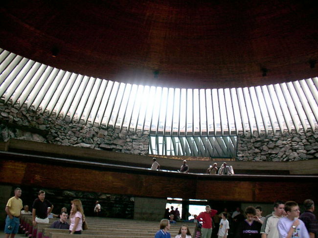 岩をくりぬいて作られた教会、<br />テンッペリアウキオ。<br />外から見ただけでは教会には見えません。<br />音響もすばらしく、時折コンサートも<br />開催されます。<br />