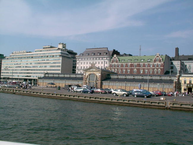 夏のみ運行される遊覧船からの眺め・１<br />真中はオールドマーケットホール。