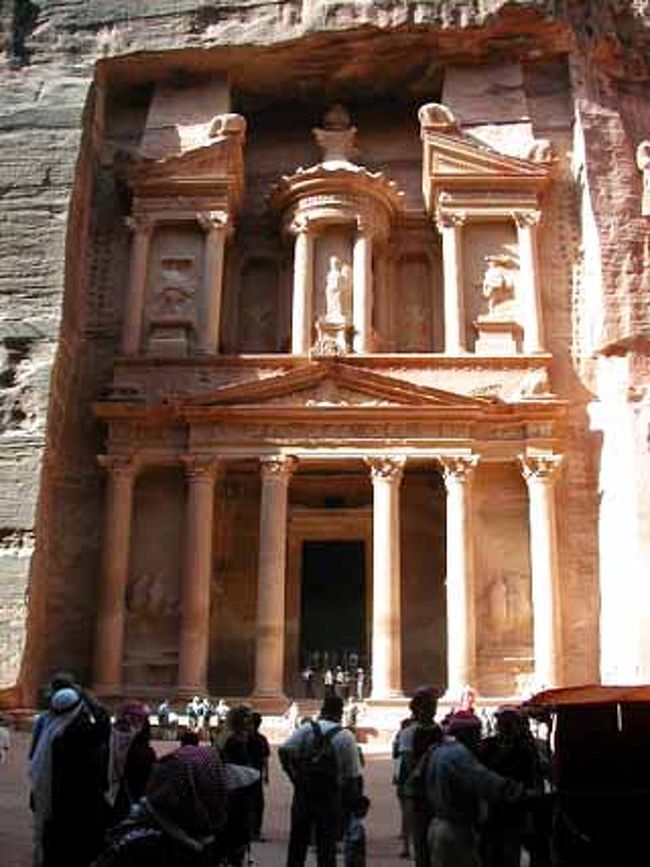 ｢インディ･ジョーンズ最後の聖戦｣の舞台にもなりました。<br />自然石を削り出した遺跡で、永い間ずっと隠されてきました。