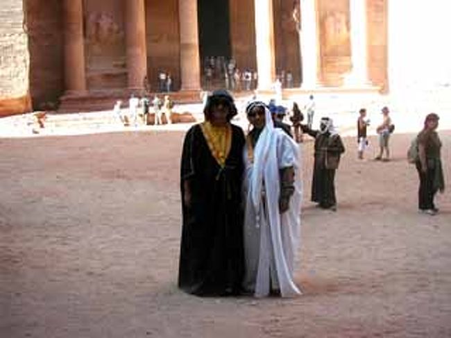 で、買い揃えた衣装を着てハイ！ポーズ。<br />はまり過ぎですか？