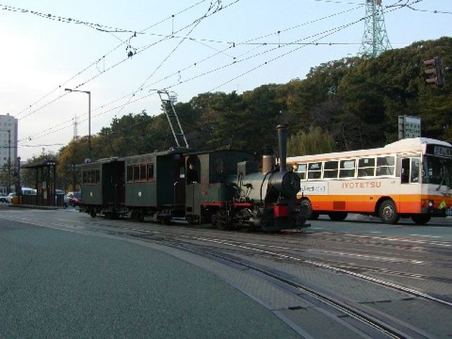 松山市内を走る路面電車と坊ちゃん列車
