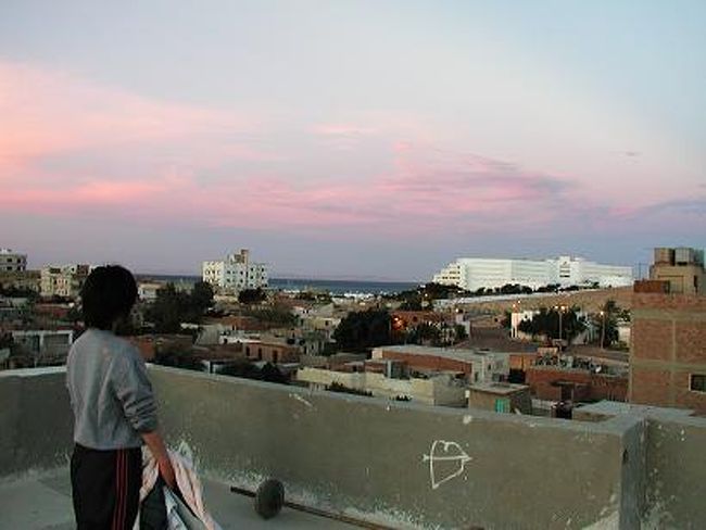17時前が夕焼けタイムです。屋上から海の方向は毎日違った景色に遭えます。山側にはモスクのシルエットに焼けるような茜色に感動のひと時です。<br /><br />見上げる空と飛行機からの地上、どちらもロマンチックでした。