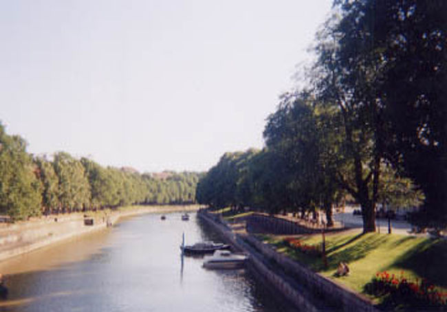 アウラ川の眺め。<br />川べりには芝生も植えられていてのんびり<br />するのには最高です。