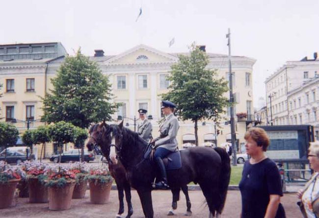 エスプラナーディ公園で見かけた<br />騎馬警官。<br />どちらも女性でした。<br />凛々しくて素敵ですね。