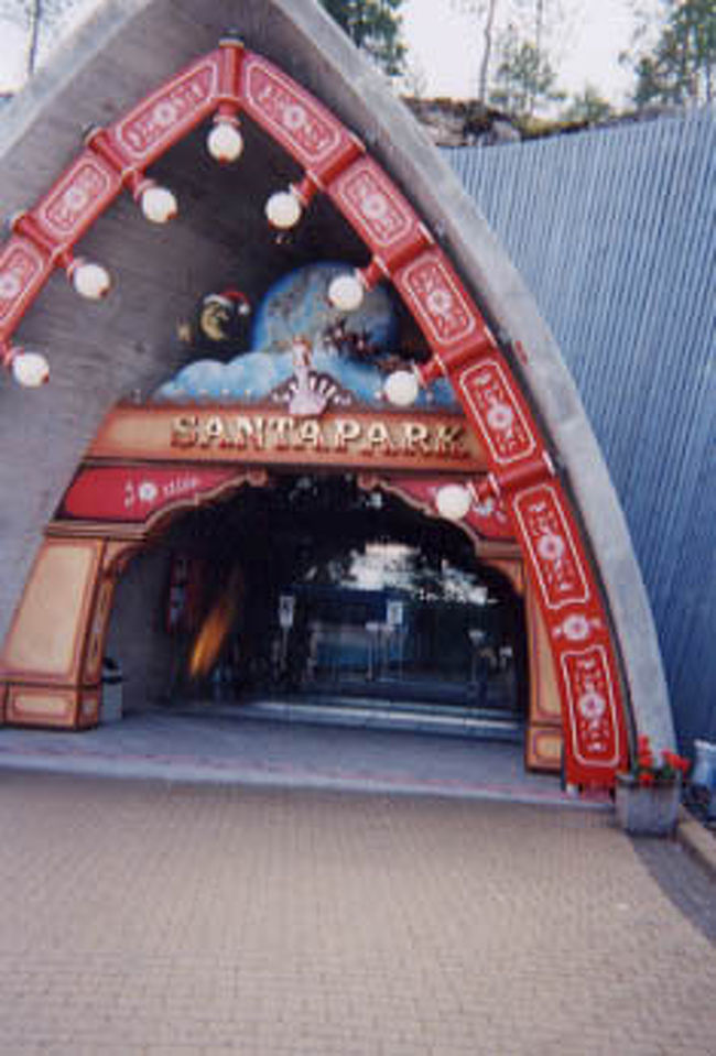 サンタパークの入り口。<br />ここから長いトンネルに入ります。<br />このテーマパークは洞窟の中にあります。