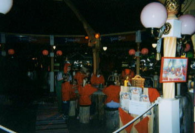 サンタパーク内にて。<br />子供たちがトントゥ(サンタクロースのお手伝いを<br />する小人)と一緒にいろんなものを作っています。